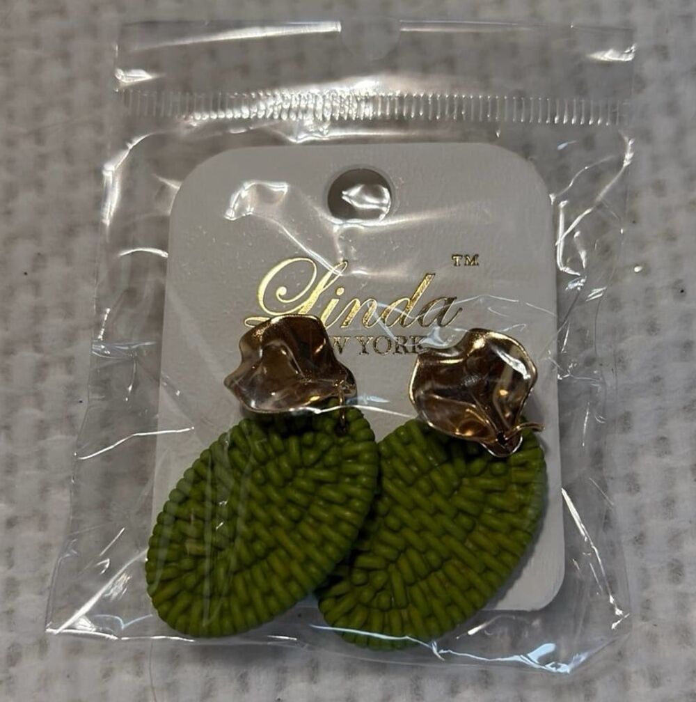 NWT Linda New York Green Woven Raffia Dangle Earrings Tortoise Gold Tone